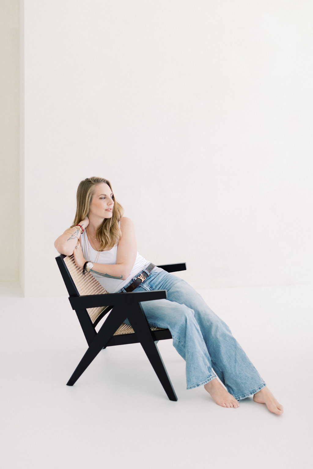 Branding fotograaf Milou van Ham Fotografie lichte branding foto's voor vrouwelijke ondernemers ontspannen ondernemer fotoshoot in frisse lichte high end stijl met styling. Haarstyling en visagie. Licht, luchtig, luxe en krachtige uitstraling