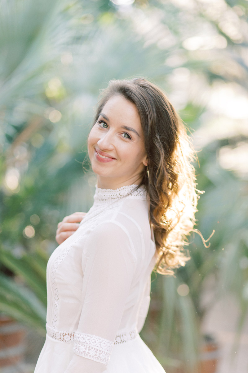 Branding shoot op locatie voor coach en spirituele ondernemers. Ondernemer fotoshoot in de natuur met tropische botanische stijl. Lichte frisse high end branding foto's. Branding fotograaf in Amsterdam en heel Nederland
