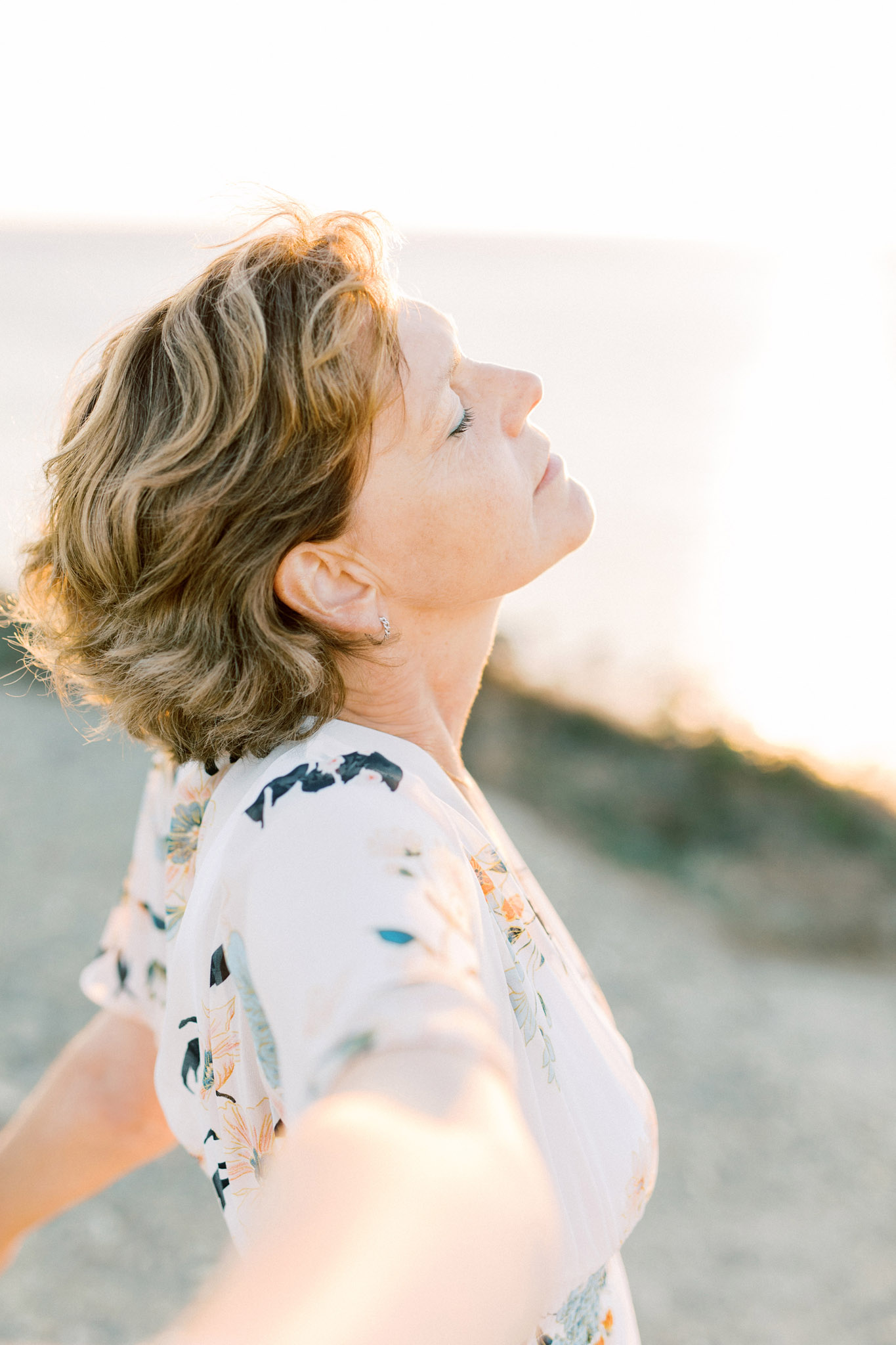 Spirituele branding shoot Danielle Blessing in Étretat Normandië Frankrijk aan zee voor lichte frisse spirituele foto's. Branding fotograaf voor holistische spirituele ondernemers en coaching onderneemsters