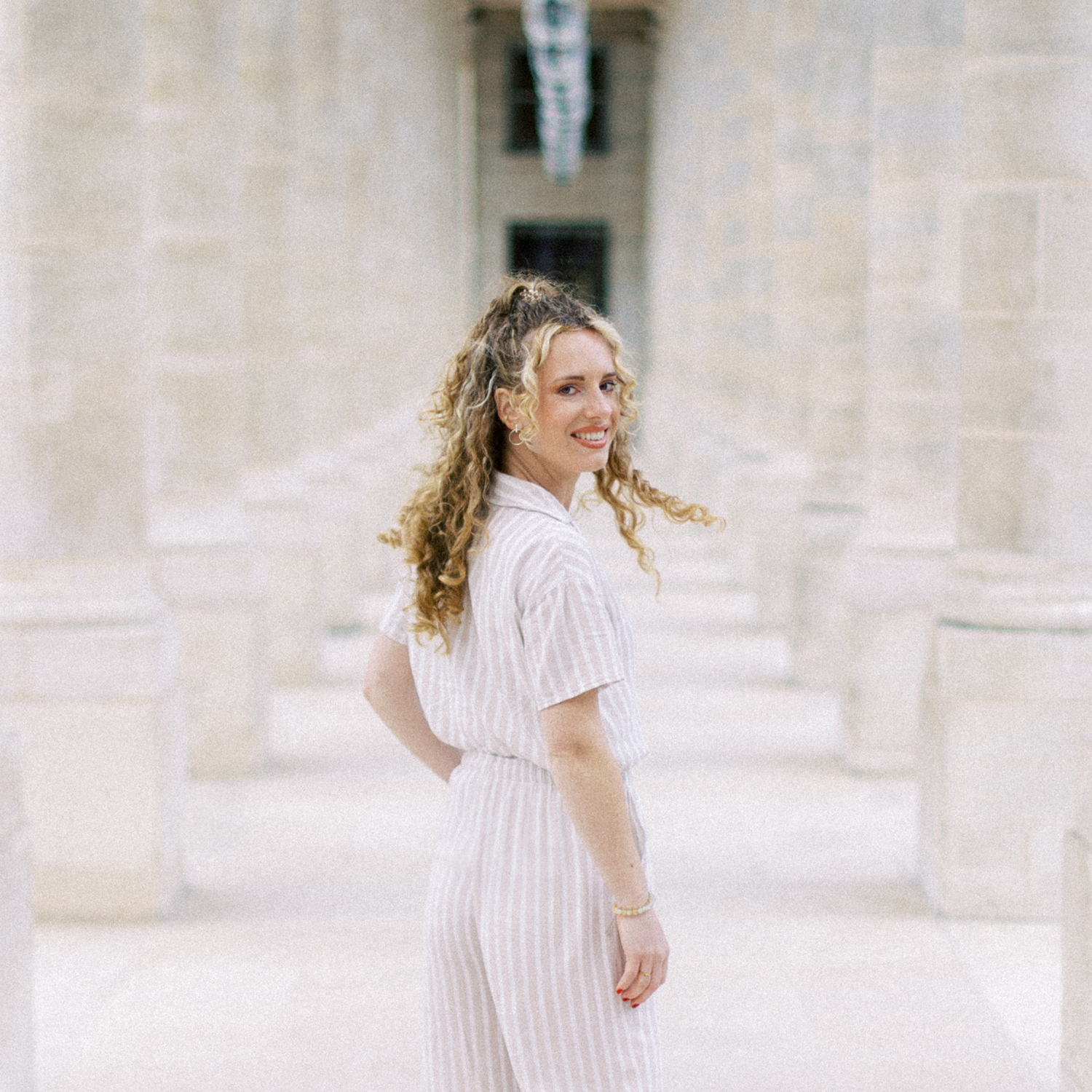 Branding shoot in Parijs Paris Branding Photoshoot Fancy Light & Airy licht en stoer powerfull business woman ondernemersshoot vrouwelijke ondernemer in Parijs fotograaf uit Amsterdam