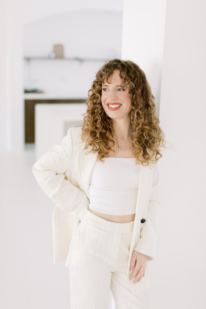 Branding fotograaf Milou van Ham Fotografie lichte branding foto's voor vrouwelijke ondernemers ontspannen ondernemer fotoshoot in frisse stijl in een daglichtstudio