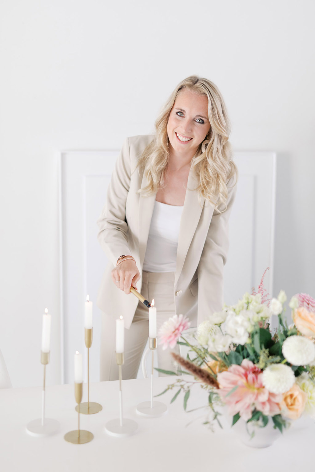 Branding shoot weddingplanner stylist bloemist styling met visagie en haarstyling in een daglichtstudio in Brabant fotograaf en videograaf lichte elegante pastel brandingfoto's